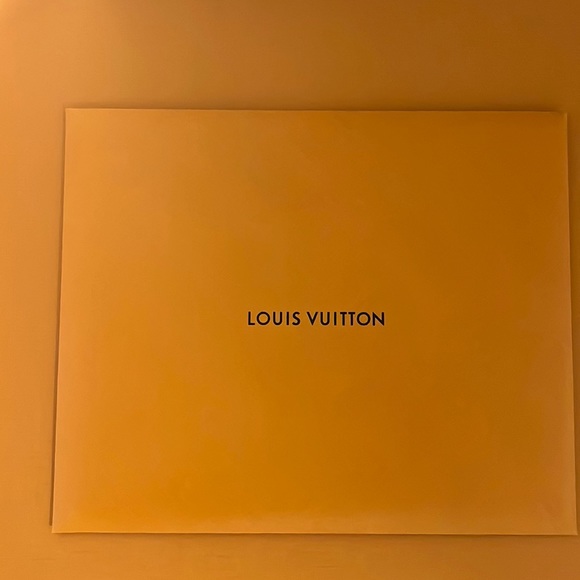 Louis Vuitton book with envelope - Picture 2 of 4